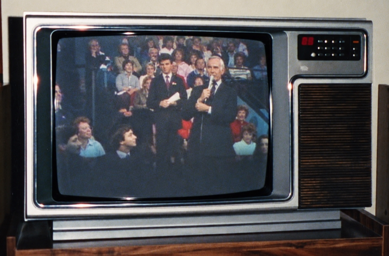 A 1985 photograph of a television showing Herbie J Pilato alongside Johnny Carson on The Tonight Show
