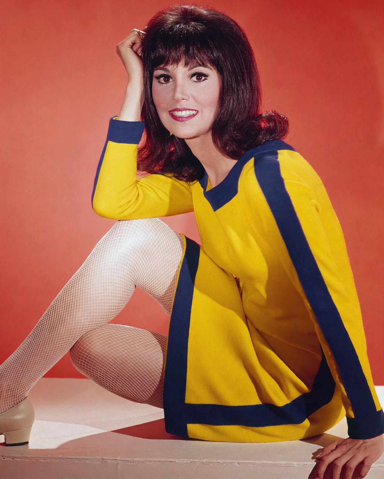 Marlo Thomas in a yellow and navy outfit